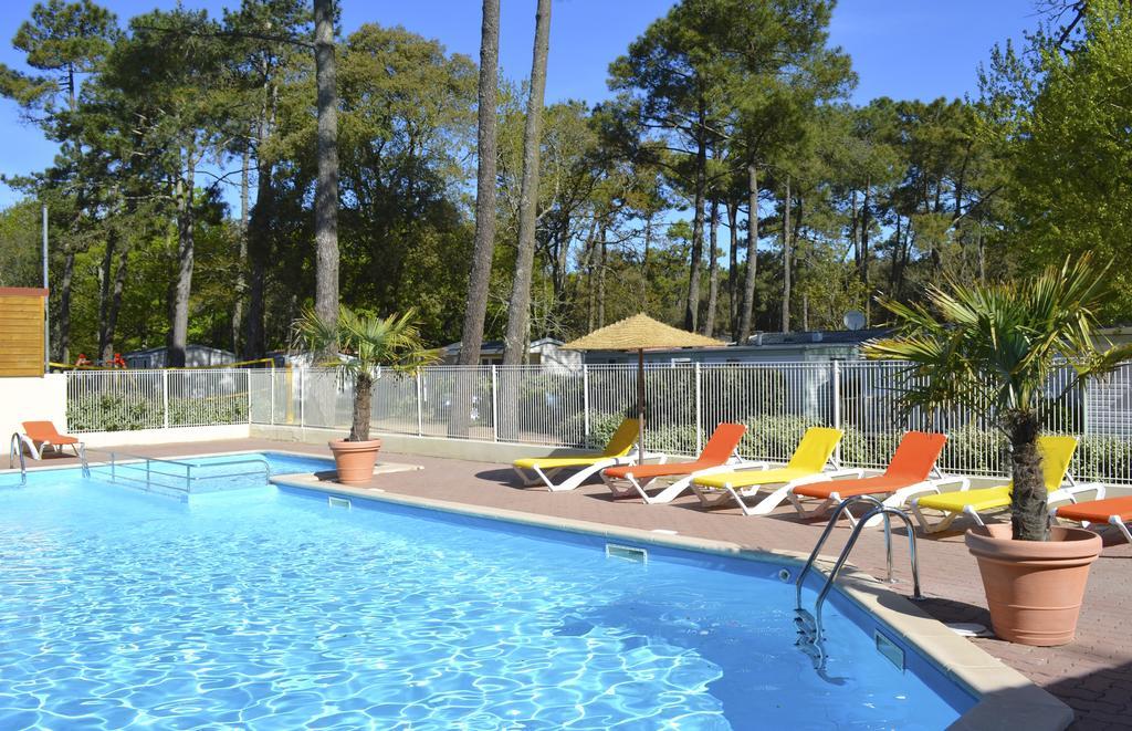 Camping Le Clos Des Pins Longeville-sur-Mer Exterior photo