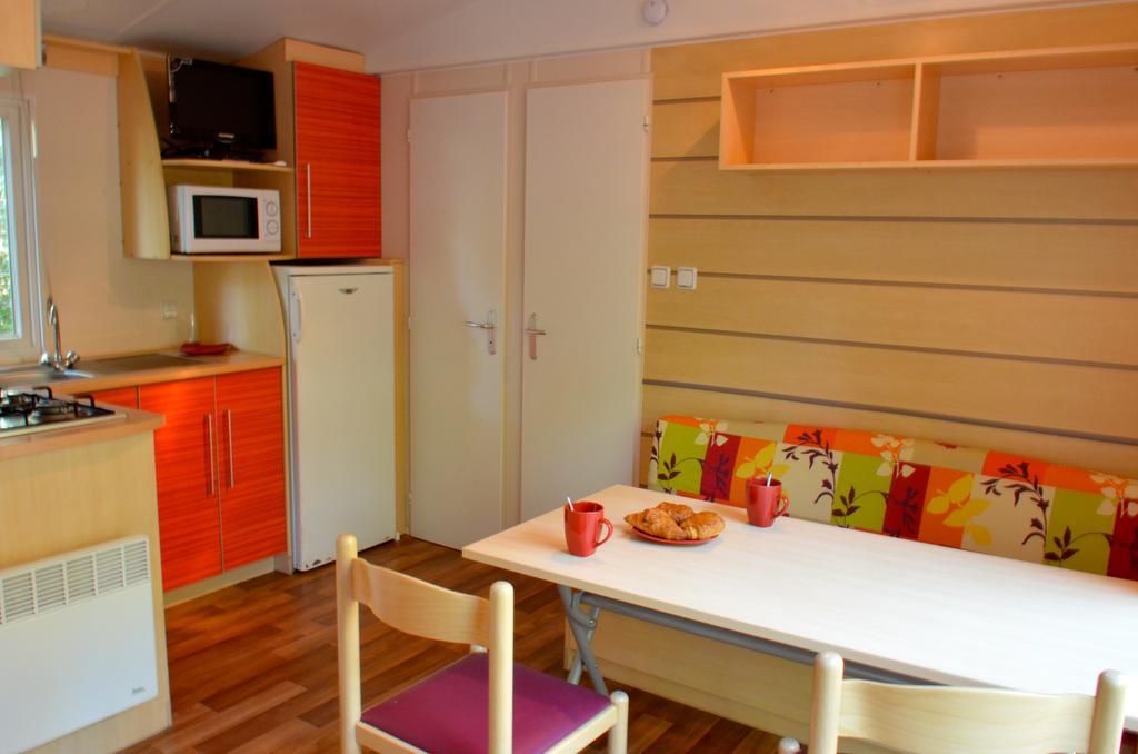 Camping Le Clos Des Pins Longeville-sur-Mer Exterior photo